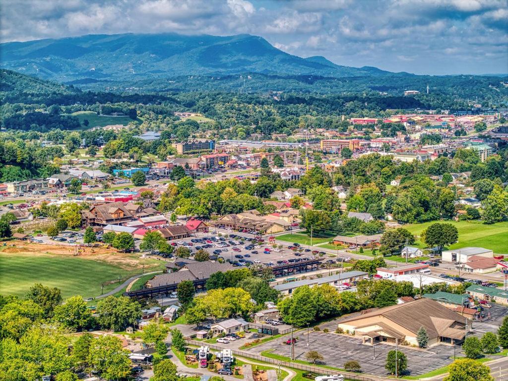 Hébergement de vacances A Stones Throw, Get 1089 Free Attraction Tickets Per Paid Day, Dollywood And Much More! Pigeon Forge